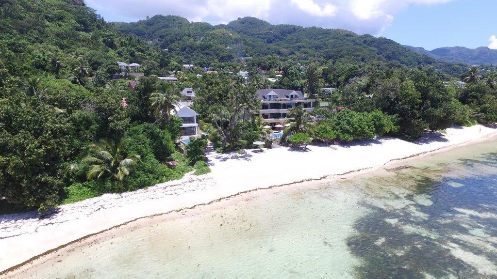 L’esclusivo Crown Beach Hotel si trova tra la strada costiera e la spiaggia di Pointe au Sel, nell’est di Mahé. Ottima posizione, direttamente sulla spiaggia di Pointe au Sel. L’hotel offre ogni genere di comfort così come una combinazione unica di eleganza casual e romanticismo. Raccomandiamo l’uso di un’auto a noleggio.