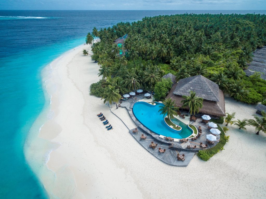 Il Filitheyo Island Resort insieme al lussuosissimo Rania, è l’unico villaggio presente nell’atollo di Faafu. L’isola e’ di forma triangolare e si trova nella parte est dell’Atollo di Faafu, posizionata sul bordo dell’atollo tra due pass. Ha una lussureggiante vegetazione, con un’immensa distesa di piante di cocco adulte. In quest’isola è possibile stare a piedi nudi tutta la vacanza, grazie ai sentieri ed ai pavimenti in sabbia che caratterizzano gli ambienti comuni. Le spiagge la circondano quasi per intero (più ampia nella parte est che da sulla laguna) e la sabbia è fine e morbida come borotalco.