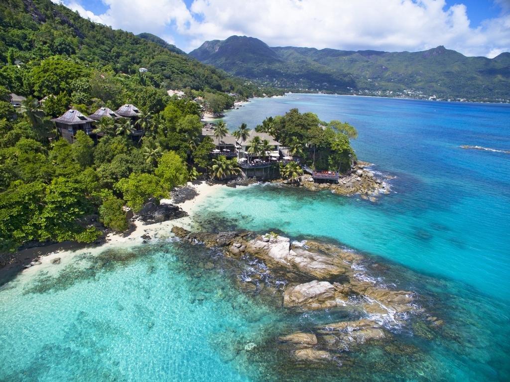 Uno dei più incantevoli hotel delle Seychelles si trova nel nord di Mahé: l’Hilton Seychelles Northolme Resort & Spa conquista i suoi ospiti con un’eccezionale architettura in stile creolo e una vista mozzafiato sull’Oceano Indiano e sulle vicine isole di North Island e Silhouette. Ottime attrezzature di lusso, Spa, centro fitness, piscina Infinity e molto altro ancora.