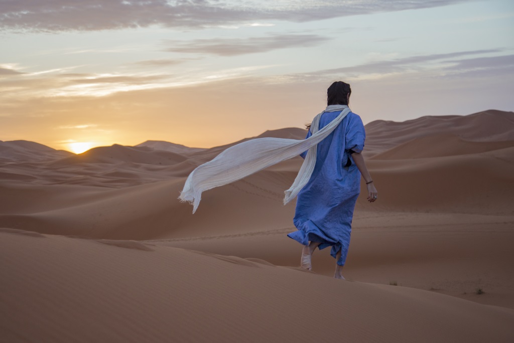 Nel nord dell’Africa, con un occhio rivolto all’Europa, c’è un paese dove ancora si può vivere una magia da mille e una notte: il Marocco. Questo vasto paese dalle millenarie tradizioni è oggi una terra di contrasti, dove vivono affaccendati uomini d’affari che concludono business internazionali e berberi ancora legati alle consuetudini della vita nomade. Il Marocco vi regalerà una delle più belle vacanze della vostra vita!
