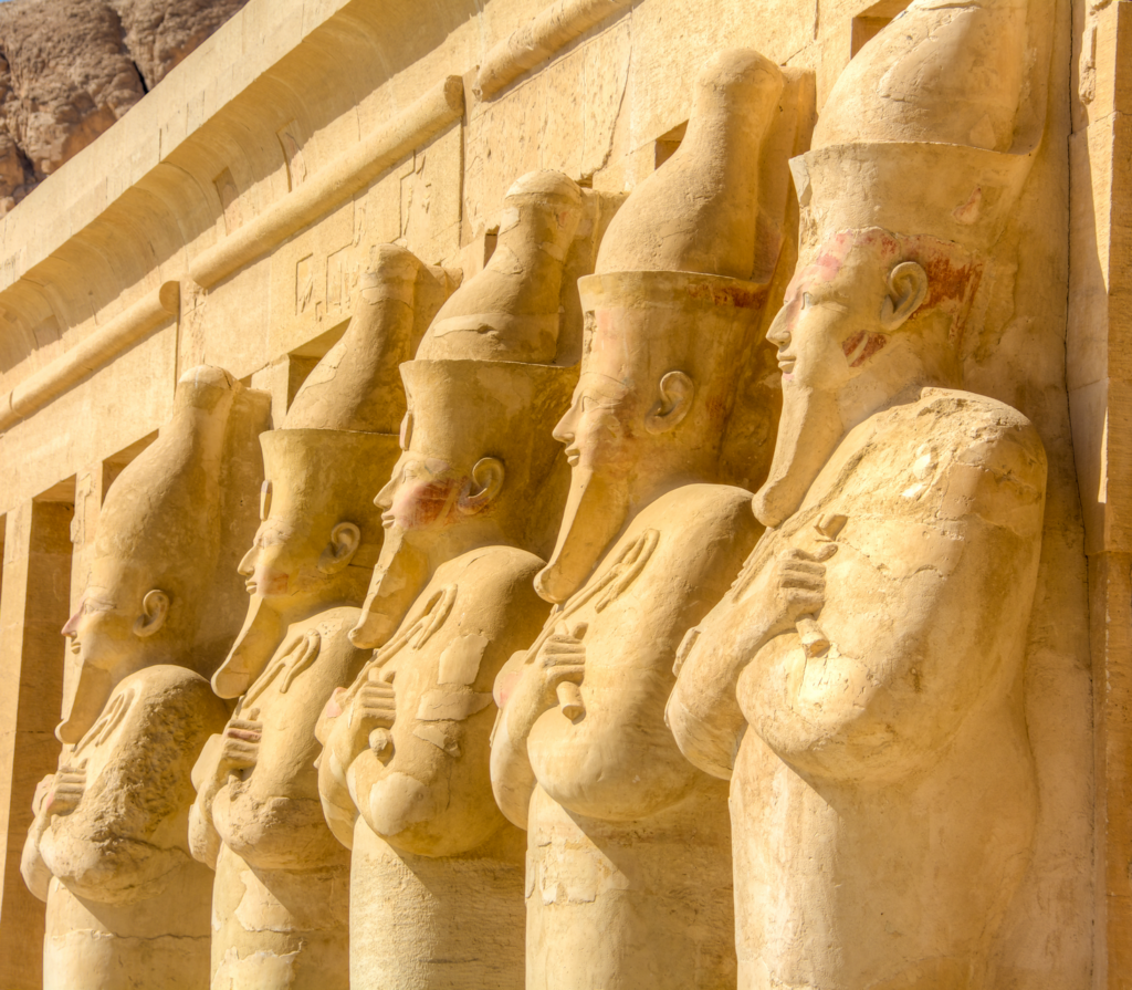 Scopri la cultura millenaria di uno dei paesi più antichi del mondo a bordo di una fantastica crociera e lasciatevi trasportare dalla corrente del fiume verso i magnifici templi degli antichi faraoni. Scoprite infine il Cairo, città esotica, affascinante e ricca di cultura e tradizioni, contraddistinta da zone differenti al suo interno che la rendono particolarmente unica!