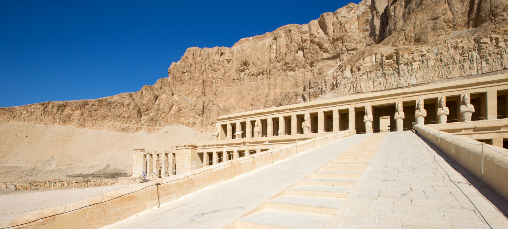 Scopri la cultura millenaria di uno dei paesi più antichi del mondo a bordo di una fantastica crociera e lasciatevi trasportare dalla corrente del fiume verso i magnifici templi degli antichi faraoni. Scoprite infine il Cairo, città esotica, affascinante e ricca di cultura e tradizioni, contraddistinta da zone differenti al suo interno che la rendono particolarmente unica!