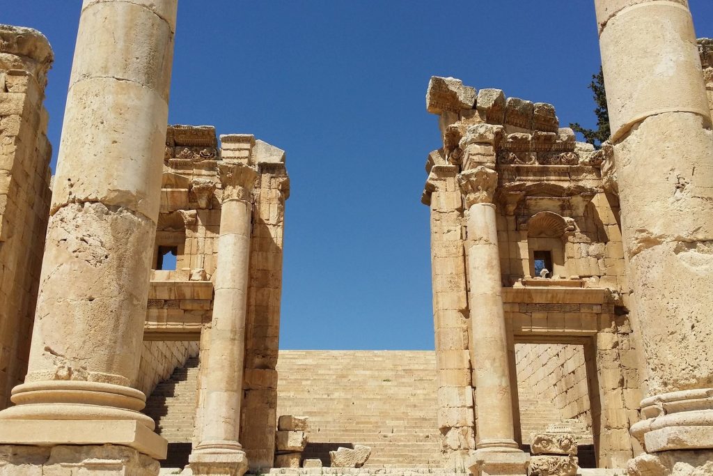 Un programma completo che raccoglie in sé tutti i punti di maggiore interesse a partire dalla capitale Amman, il castello di Ajloun, Iraq al Ameer, Madaba, il Monte Nebo, una magica notte nel deserto del Wadi Rum e la splendida Petra, per chiudere con 2 giorni rilassanti sul Mar Morto. Novità 2023 l’esperienza di una notte all’Hotel Mosaic nel cuore di Madaba. Il viaggio è curato e prevede accoglienza e assistenza dal controllo passaporti in arrivo e prosegue con accompagnatore in lingua italiana e ospita al massimo 20 – 22 partecipanti per offrire una partecipazione coinvolgente. Il circuito è disponibile in 2 categorie di prezzo: 4 stelle (turistica superiore) e 5 stelle (prima).