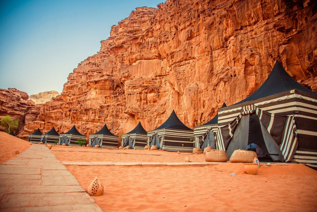 Un programma completo che raccoglie in sé tutti i punti di maggiore interesse a partire dalla capitale Amman, il castello di Ajloun, Iraq al Ameer, Madaba, il Monte Nebo, una magica notte nel deserto del Wadi Rum e la splendida Petra, per chiudere con 2 giorni rilassanti sul Mar Morto. Novità 2023 l’esperienza di una notte all’Hotel Mosaic nel cuore di Madaba. Il viaggio è curato e prevede accoglienza e assistenza dal controllo passaporti in arrivo e prosegue con accompagnatore in lingua italiana e ospita al massimo 20 – 22 partecipanti per offrire una partecipazione coinvolgente. Il circuito è disponibile in 2 categorie di prezzo: 4 stelle (turistica superiore) e 5 stelle (prima).