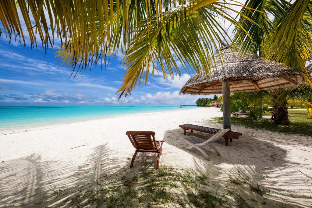 Il Biyadhoo Island Resort si trova nell’Atollo di Malè Sud ed è raggiungibile in soli 40 minuti di barca veloce. L’isola di Biyadhoo, semplice, informale e ricca di vegetazione, possiede la spiaggia più ampia sul lato occidentale che si affaccia su una splendida laguna. Lo snorkeling è il vero pezzo forte di quest’isola, la cui barriera corallina, molto ricca e ben frequentata, è direttamente accessibile dalla spiaggia e circonda l’isola praticamente per l’intero perimetro.