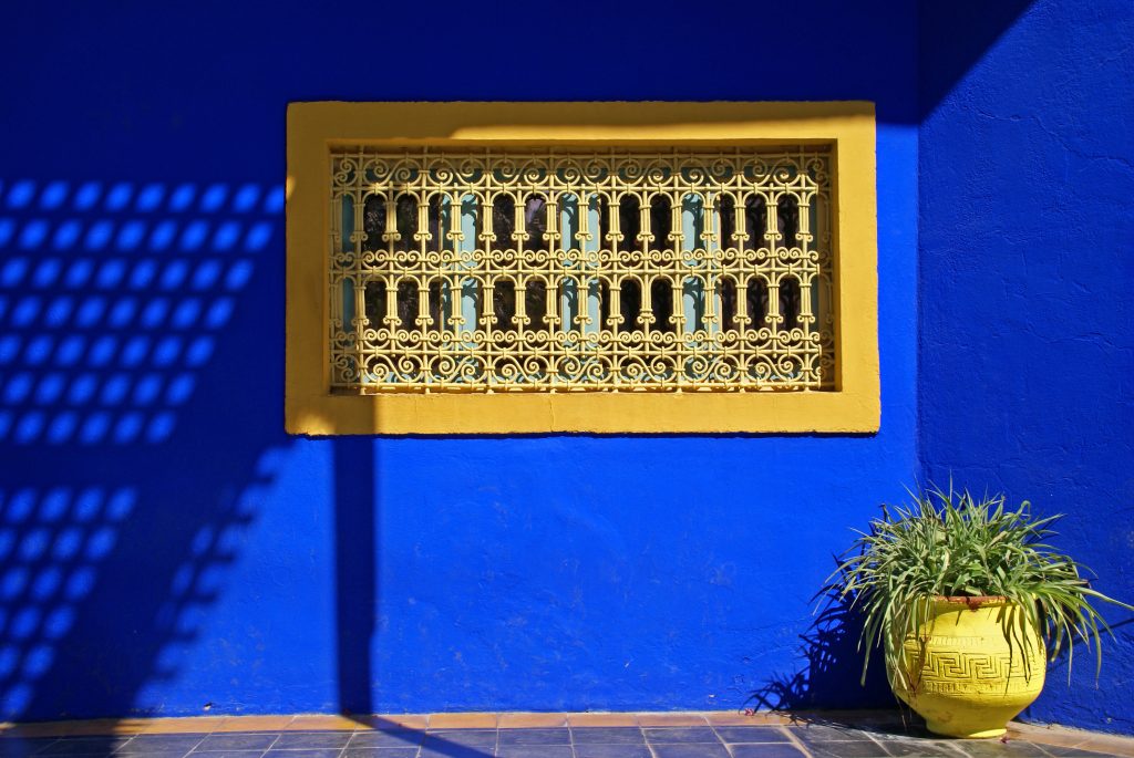 Marrakech, città dai mille colori, suoni e profumi. Una meta capace di trasmettere sensazioni senza pari, mescolando tradizione e modernità. La città rossa, così chiamata per il colore delle sue antiche mura, che al tramonto assumono le tonalità rosse della sabbia del deserto, è un mix inebriante di profumi che ricordano l’Oriente. Passeggiare lungo le strette, tortuose ma pulitissime stradine della città vecchia è come essere catapultati in un altro mondo!