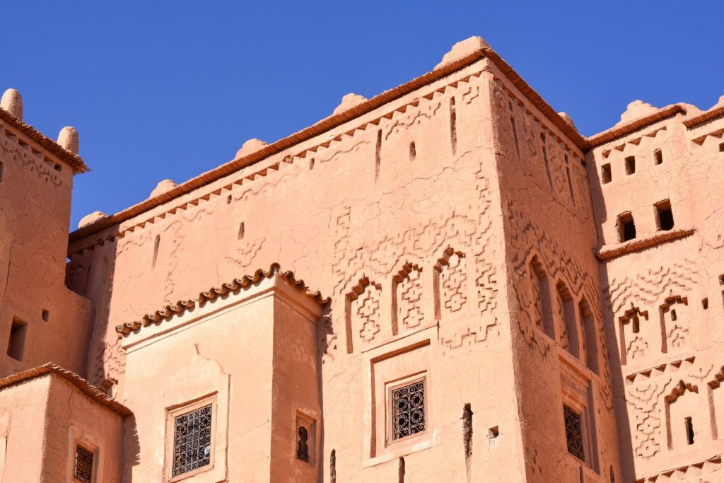Si visiteranno le città di Marrakech, Zagora, Erfoud e Ouarzazate e i siti d’interesse di maggiore rilevanza, come il minareto della Koutoubia, la Valle del Draa e la strada delle mille Kasbah. Il programma è disponibile in due categoria di prezzo: 4* (cat. turistica) e 5* (cat. prima). Il viaggio è su base individuale ma con visite guidate in italiano e assistenza a destinazione.