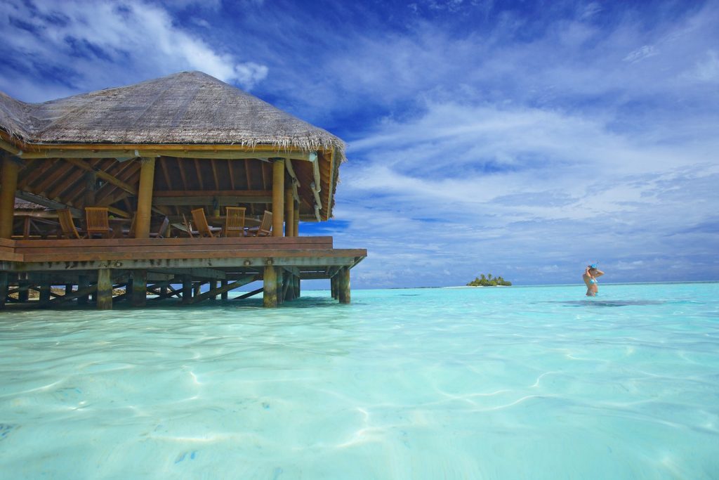 Se stai cercando una fuga dove poterti rilassare veramente, Rihiveli, è il posto perfetto per rilassarsi e godersi la magnifica bellezza della natura incontaminata dell’isola. Il resort è davvero incredibile e non sovra sviluppato con solo 48 bungalow fronte mare immersi in una vegetazione lussureggiante con vista idilliaca. Immagina di svegliarti alla vista dell’incredibile laguna blu vivido che circonda l’intera isola e ti invita a entrare.