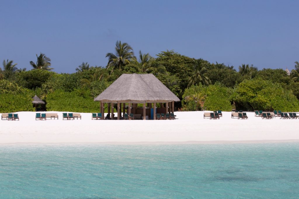 L’isola di Dhuni Kolhu è una grande mezzaluna di sabbia e palme disegnata in una laguna turchese nel remoto atollo di Baa, raggiungibile in sola mezz’ora di volo da Malé. In divehi, l’idioma parlato alle Maldive, dhuni significa “arco” e kolhu “punta dell’atollo”. Il primo impatto è stupefacente, il Coco Palm è circondato da spiagge di candida sabbia e da una barriera corallina ricca di pesci che si trova sul lato est dell’isola, mentre il lato ovest è affacciato sulla meravigliosa laguna di acqua cristallina. Il Coco Palm rappresenta sicuramente uno dei resort tradizionali più ricercati dagli appassionati delle Maldive!