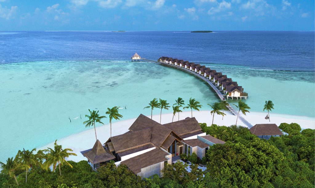 Furaveri Island Un’isola tropicale nell’esotico atollo di Raa, una magnifica laguna e un senso di pace, rendono la tua vacanza un vero luogo da sogno. L’isola è circondata da un tesoro marino mozzafiato, Hanifaru Bay, riserva della Biosfera UNESCO e lambita da spiagge di sabbia bianchissima. Ti troverai immerso nella rigogliosa e verde vegetazione, nella quale potrai abbonadare i tuoi sensi e rilassarti completamente.