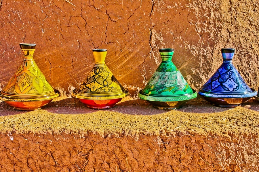 Il Marocco con la sua natura, i suoi paesaggi suggestivi, le testimonianze di una storia lunga e florida, offre al viaggiatore di oggi la possibilità di immergersi in un sogno. Un sogno che in questo viaggio vi porterà a visitare la rossa Marrakech e il sud del paese con Zagora, Erfoud e Ouarzazate, tra gole e dune, palmeti e oasi lungo la Valle del Draa e la strada delle mille Kasbah. Il Marocco è un susseguirsi di porte che si spalancano a mano a mano che si avanza. E non si può avanzare se non visitandolo assiduamente, e conservando in sé il desiderio dello stupore, la curiosità di conoscere e di assimilare: il Marocco vi attende. Volete visitare il Marocco con indipendenza e comodità? “Solo per voi” è il formula perfetta per chi vuole immergersi nelle atmosfere di questo Paese, gestendo tempi in autonomia e tranquillità; vi attende un autista parlante italiano pronto ad assecondare tutti i vostri desideri! Cosa aspettate?