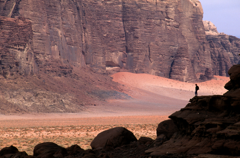 Il tour consentirà di ammirare Petra, una delle 7 meraviglie del mondo, la città rosa scolpita nella roccia è uno dei luoghi più magici che esistano al mondo. Potrete ripercorrere i luoghi sacri della Terra Santa come Betania e Monte Nebo e scoprire Wadi Rum, vivendo l’emozione del deserto in Giordania e del Mar Morto, ma soprattutto apprezzare i giordani, un popolo con un senso d’accoglienza innata. Vai all’itinerario per apprezzare le qualità del viaggio!