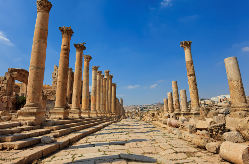 Un programma intenso, pensato per veri viaggiatori. L’itinerario vi porterà a scoprire i paesaggi, la storia millenaria e le testimonianze culturali della Giordania ed è condito da esperienze uniche come lo street food ad Amman, l’osservazione delle stelle (stargazing) nel deserto di Wadi Rhum, la condivisione del thé con i beduini delle Cave di Abu Ali, o il pranzo in famiglia nel villaggio di Orjan. Nella sosta sul Mar Rosso deciderete l’esperienza tra le tanti opzioni offerte, anche per lui e per lei! Il programma si svolge in forma privata ed esclusiva con i ritmi e le pause che riterrete necessari, una guida ed un autista a disposizione per il massimo godimento del viaggio. Il programma è fruibile anche in date diverse da quelle indicate ed è proposto con 2 soluzioni ricettive: lo charme e l’atmosfera di Boutique Hotels o la classe e il comfort degli alberghi di lusso.