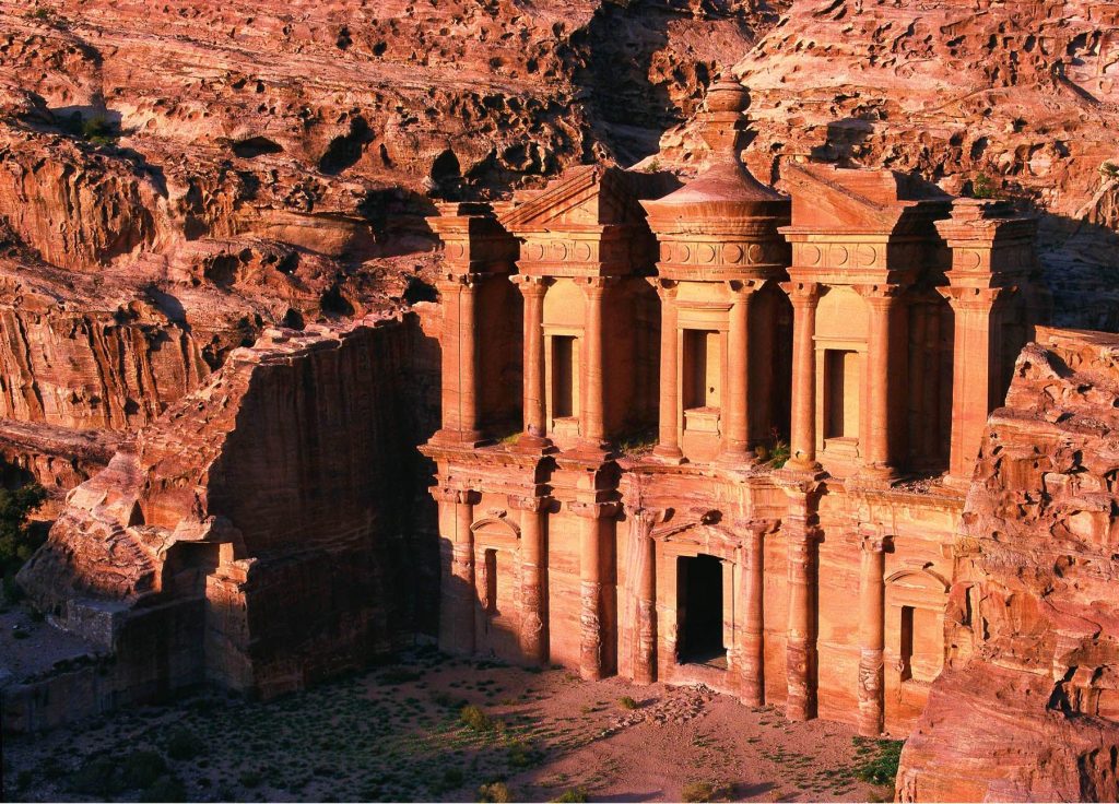 La Giordania è un paese dai mille volti in cui convivono diecimila anni di storia, tra moschee, siti archeologici straordinari come le rovine di Jerash e Petra, la magnifica Città Antica seminascosta nel paesaggio della Giordania meridionale che, senza ombra di dubbio è il tesoro più prezioso della Giordania oggi dichiarata Patrimonio dell’Umanità dall’Unesco e proclamata una delle ‘Sette Nuove Meraviglie del Mondo’. Oltre che dal punto di vista storico e culturale, la Giordania vi sorprenderà anche dal punto di vista paesaggistico, per i suoi deserti surreali come il Wadi Rum, anche conosciuto come il deserto rosso e il magico Mar Morto, il lago più salato al mondo, particolarità che lo rende unico. La Giordania è una meta che soddisfa qualsiasi esigenza ed è un perfetto mix tra avventura, storia e natura!
