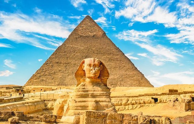 Il Cairo è una città esotica ed affascinante caratterizzata da una storia millenaria, che si estende sul fiume Nilo, a nord dell’Egitto, nel punto in cui il corso d’acqua abbandona il suo percorso naturale nel deserto e si divide in tre rami che formano la cosiddetta “regione del Delta”. La città, risalente ad oltre dieci secoli fa e ricca di storia e cultura, è contraddistinta da zone differenti al suo interno che la rendono particolarmente unica. Alessandria, cosmopolita per vocazione, è perfetta qualora vogliate scoprire il lato più inedito dell'Egitto e respirare il fermento culturale che ancora oggi vive in città.