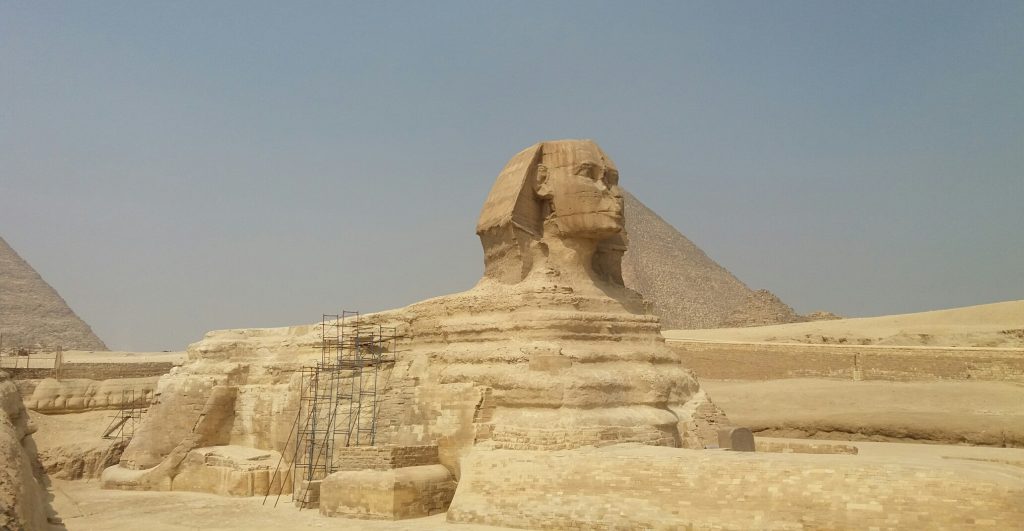 Il Cairo è una città esotica ed affascinante caratterizzata da una storia millenaria, che si estende sul fiume Nilo, a nord dell’Egitto, nel punto in cui il corso d’acqua abbandona il suo percorso naturale nel deserto e si divide in tre rami che formano la cosiddetta “regione del Delta”. La città, risalente ad oltre dieci secoli fa e ricca di storia e cultura, è contraddistinta da zone differenti al suo interno che la rendono particolarmente unica. Alessandria, cosmopolita per vocazione, è perfetta qualora vogliate scoprire il lato più inedito dell'Egitto e respirare il fermento culturale che ancora oggi vive in città.