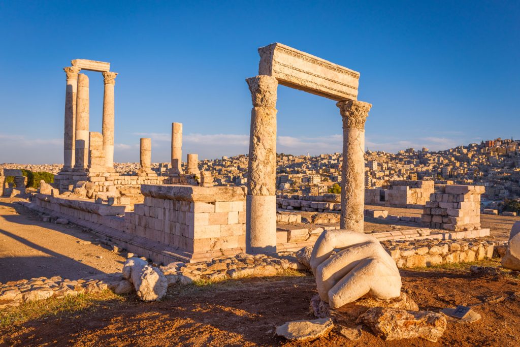 Il tour consentirà di ammirare Petra, una delle 7 meraviglie del mondo, la città rosa scolpita nella roccia è uno dei luoghi più magici che esistano al mondo. Potrete ripercorrere i luoghi sacri della Terra Santa come Betania e Monte Nebo e scoprire Wadi Rum, vivendo l’emozione del deserto in Giordania e del Mar Morto, ma soprattutto apprezzare i giordani, un popolo con un senso d’accoglienza innata. Vai all’itinerario per apprezzare le qualità del viaggio!