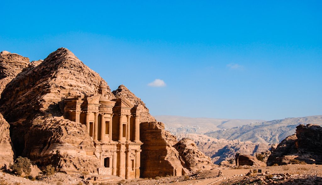 Un programma che consente di combinare questi due paesi tanto vicini, ma concettualmente lontani, con programma leggero e personalizzabile. L’avventura inizia in Giordania, dove si toccheranno tutti i centri fondamentali, pernottando 1 notte a Madaba, 1 a Petra e 1 nel Wadi Rum, per vivere un’esperienza unica nel campo tendato. Tramite il ponte di Allenby si arriva in Israele, dove si pernotterà per 3 notti a Gerusalemme, dove ci saranno giornate libere con possibilità di aggiungere escursione facoltative.