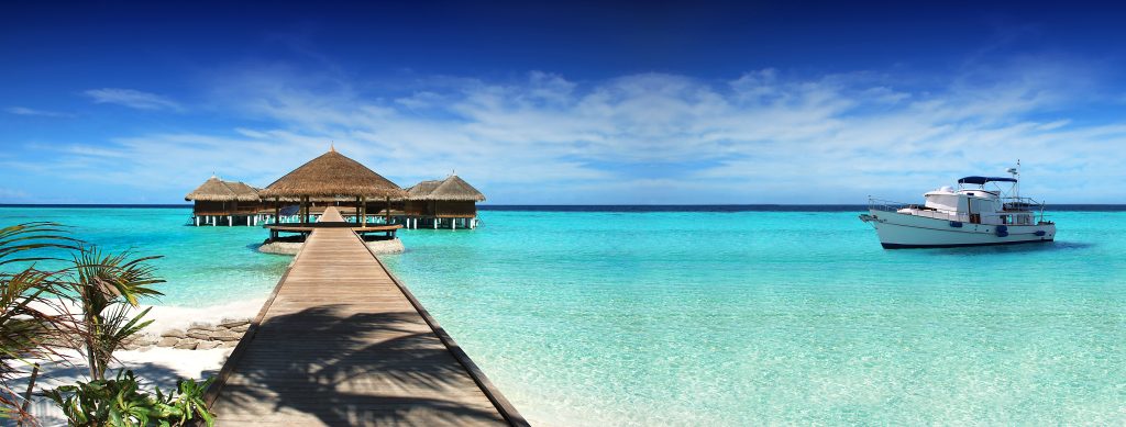 Medhufushi Island Resort si trova nell’Atollo di Meemu, situato a sud rispetto a quello di Male Nord. Il resort rinnovato completamente a gennaio 2007, ha struttura e servizi di primo livello pur mantenedo un’atmosfera tipicamente maldiviana. La vegetazione tropicale è stata ampiamente preservata e l’isola si caratterizza per immense distese di sabbia bianca e da una immensa bassa laguna di acqua cristallina. Vengono organizzate gite giornaliere gratuite per lo snorkeling sui migliori reef dell’atollo.