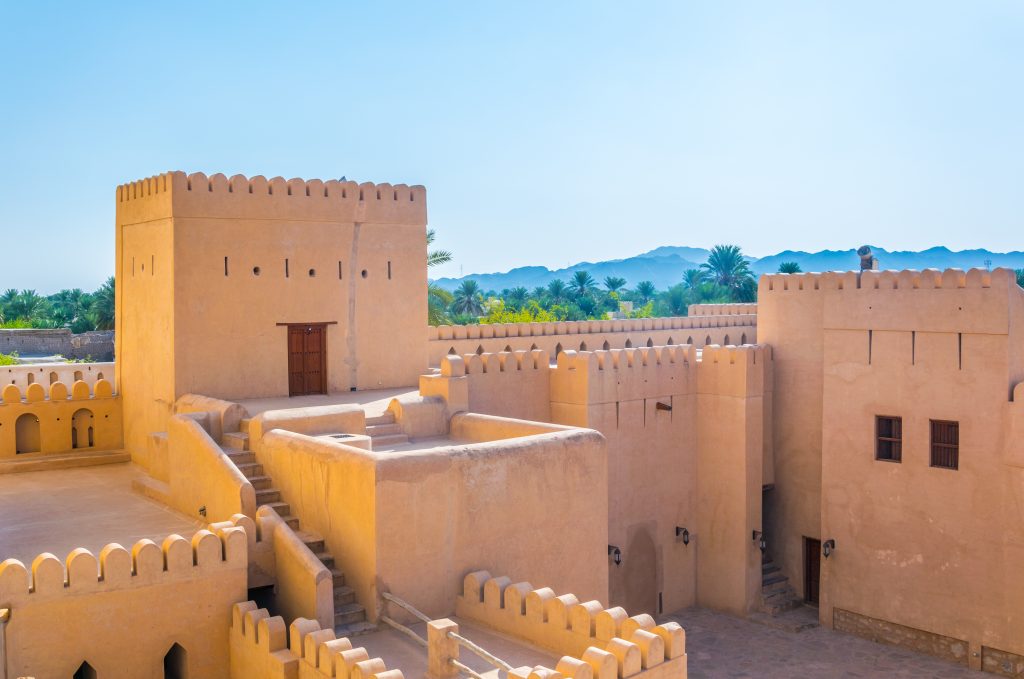 “Il Viaggio Impronta”, un must per esplorare i punti di maggiore interesse dell’Oman, come Muscat e Nizwa con le loro elegantissime Moschee, il deserto di Wahiba con escursione in fuoristrada 4×4. Il Tour prevede una sistemazione in hotel 4* Superior. Il viaggio è accompagnato in lingua italiana ed è di grande interesse culturale e paesaggistico.