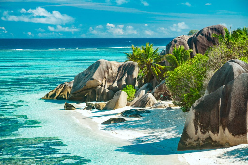 Il Coral Strand Hotel è uno degli hotel più “antichi” e al contempo più grandi delle Seychelles, grazie alle sue 161 moderne camere doppie. Sorge direttamente sulla famosissima spiaggia di Anse Beau Vallon, una delle spiagge più famose al mondo, grazie alla più estesa baia sabbiosa delle Seychelles. La particolarità è la possibilità di poter fare snorkeling, passeggiate sulla spiaggia e assistere a meravigliosi tramonti a pochi passi dalla struttura.