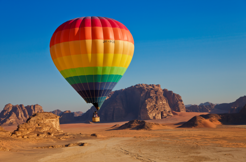 Scopri Petra, con le sue architetture incastonate nella roccia, i profondi canyon in cui la luce disegna forme surreali, e riempiti gli occhi dei colori del Wadi Rum, il deserto tanto suggestivo da essere scelto per rappresentare il rosso polveroso di Marte. Potrete ripercorrere i luoghi sacri della Terra Santa come Betania e Monte Nebo, ma soprattutto apprezzare i giordani, un popolo con un senso d’accoglienza innata. Vai all’itinerario per apprezzare le qualità del viaggio!