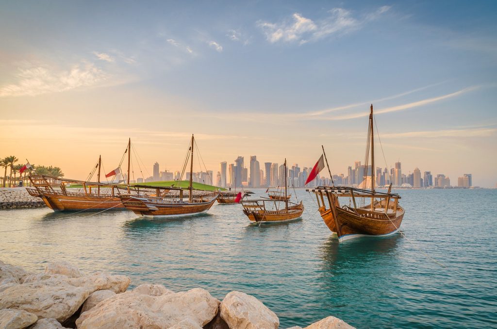 Il Qatar, la destinazione che non ti aspetti. Mare, spiagge e deserto. Doha città moderna in rapida ascesa offre ai suoi visitatori un caleidoscopio di affascinanti opportunità. Grande attenzione alla cultura coi i suoi musei, soprattutto il MIA Muse di Arte Islamica ed il NMoQ Museo Nazionale del Qatar, in grado di offrire una finestra su 1400 anni di storia islamica. Alberghi di livello, ristoranti stellati, attrazioni per piccoli e grandi e soprattutto il deserto…… unico con il suo “Mare Interno”, un sito UNESCO che è uno dei pochi luoghi al mondo in cui il mare sconfina nel cuore del deserto. Assolutamente da non perdere!