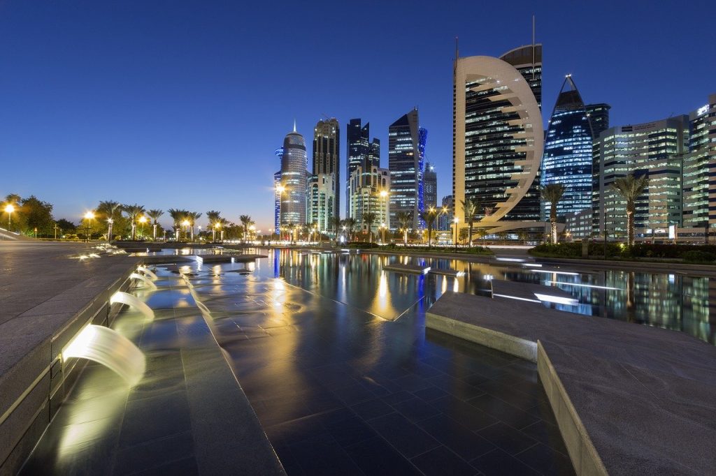 Il Qatar, la destinazione che non ti aspetti. Mare, spiagge e deserto. Doha città moderna in rapida ascesa offre ai suoi visitatori un caleidoscopio di affascinanti opportunità. Grande attenzione alla cultura coi i suoi musei, soprattutto il MIA Muse di Arte Islamica ed il NMoQ Museo Nazionale del Qatar, in grado di offrire una finestra su 1400 anni di storia islamica. Alberghi di livello, ristoranti stellati, attrazioni per piccoli e grandi e soprattutto il deserto…… unico con il suo “Mare Interno”, un sito UNESCO che è uno dei pochi luoghi al mondo in cui il mare sconfina nel cuore del deserto. Assolutamente da non perdere!