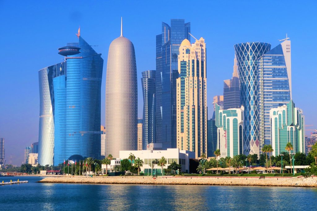 Il Qatar, la destinazione che non ti aspetti. Mare, spiagge e deserto. Doha città moderna in rapida ascesa offre ai suoi visitatori un caleidoscopio di affascinanti opportunità. Grande attenzione alla cultura coi i suoi musei, soprattutto il MIA Muse di Arte Islamica ed il NMoQ Museo Nazionale del Qatar, in grado di offrire una finestra su 1400 anni di storia islamica. Alberghi di livello, ristoranti stellati, attrazioni per piccoli e grandi e soprattutto il deserto…… unico con il suo “Mare Interno”, un sito UNESCO che è uno dei pochi luoghi al mondo in cui il mare sconfina nel cuore del deserto. Assolutamente da non perdere!