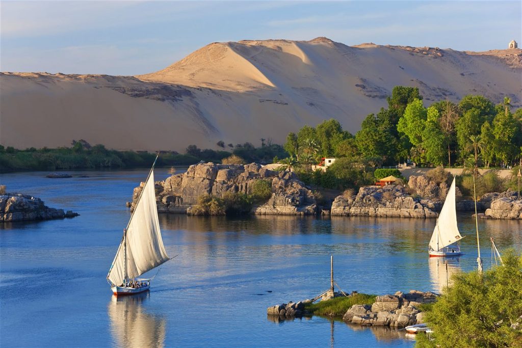 Il Cairo, città esotica ed affascinante caratterizzata da una storia millenaria. La città, risalente ad oltre dieci secoli fa è ricca di storia e cultura, ed è contraddistinta da zone differenti al suo interno che la rendono particolarmente unica. Senza un viaggio sul Nilo però, un viaggio in Egitto non può considerarsi completo. Scopri la cultura millenaria di questo paese a bordo di una fantastica crociera e lasciatevi trasportare dalla corrente del fiume verso i magnifici templi degli antichi faraoni.