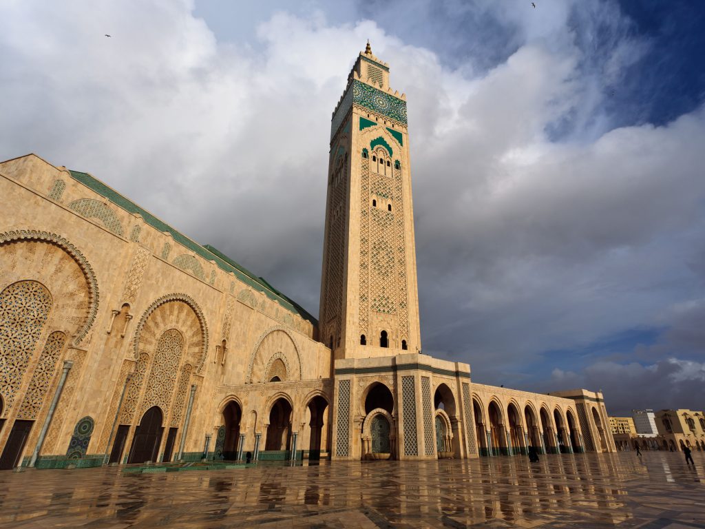 Un tour esclusivo con il meglio del Marocco: le città imperiali Rabat, Fes e Marrakech, il Nord con le sue perle Tangeri e Tetouan, i paesaggi del Rif e di Chefchaouen la città Blu. Una guida specializzata a disposizione e la sistemazione anche in piccoli hotel dove apprezzerete ancora di più l’accoglienza unica di questo popolo!