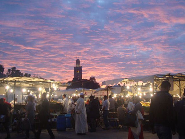 Il Marocco con la sua natura, i suoi paesaggi suggestivi, le testimonianze di una storia lunga e florida, offre al viaggiatore di oggi la possibilità di immergersi in un sogno. Il sogno è avere in un unico programma la storia, le tradizioni, la cultura associate ai bellissimi paesaggi del Sud e un passaggio sull’Atlantico. Il Marocco è un susseguirsi di porte che si spalancano a mano a mano che si avanza. E non si può avanzare se non visitandolo assiduamente, e conservando in sé il desiderio dello stupore, la curiosità di conoscere e di assimilare: il Marocco vi attende. Volete visitare il Marocco con indipendenza e comodità? “Solo per voi” è la formula perfetta per chi vuole immergersi nelle atmosfere di questo Paese, gestendo tempi in autonomia e tranquillità; vi attende un autista parlante italiano pronto ad assecondare tutti i vostri desideri! Cosa aspettate?