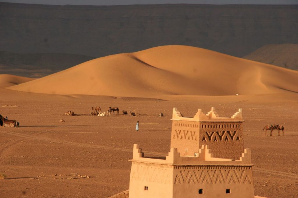 Il Marocco con la sua natura, i suoi paesaggi suggestivi, le testimonianze di una storia lunga e florida, offre al viaggiatore di oggi la possibilità di immergersi in un sogno. Un sogno che in questo viaggio vi porterà a visitare la rossa Marrakech e il sud del paese con Zagora, Erfoud e Ouarzazate, tra gole e dune, palmeti e oasi lungo la Valle del Draa e la strada delle mille Kasbah. Il Marocco è un susseguirsi di porte che si spalancano a mano a mano che si avanza. E non si può avanzare se non visitandolo assiduamente, e conservando in sé il desiderio dello stupore, la curiosità di conoscere e di assimilare: il Marocco vi attende. Volete visitare il Marocco con indipendenza e comodità? “Solo per voi” è il formula perfetta per chi vuole immergersi nelle atmosfere di questo Paese, gestendo tempi in autonomia e tranquillità; vi attende un autista parlante italiano pronto ad assecondare tutti i vostri desideri! Cosa aspettate?
