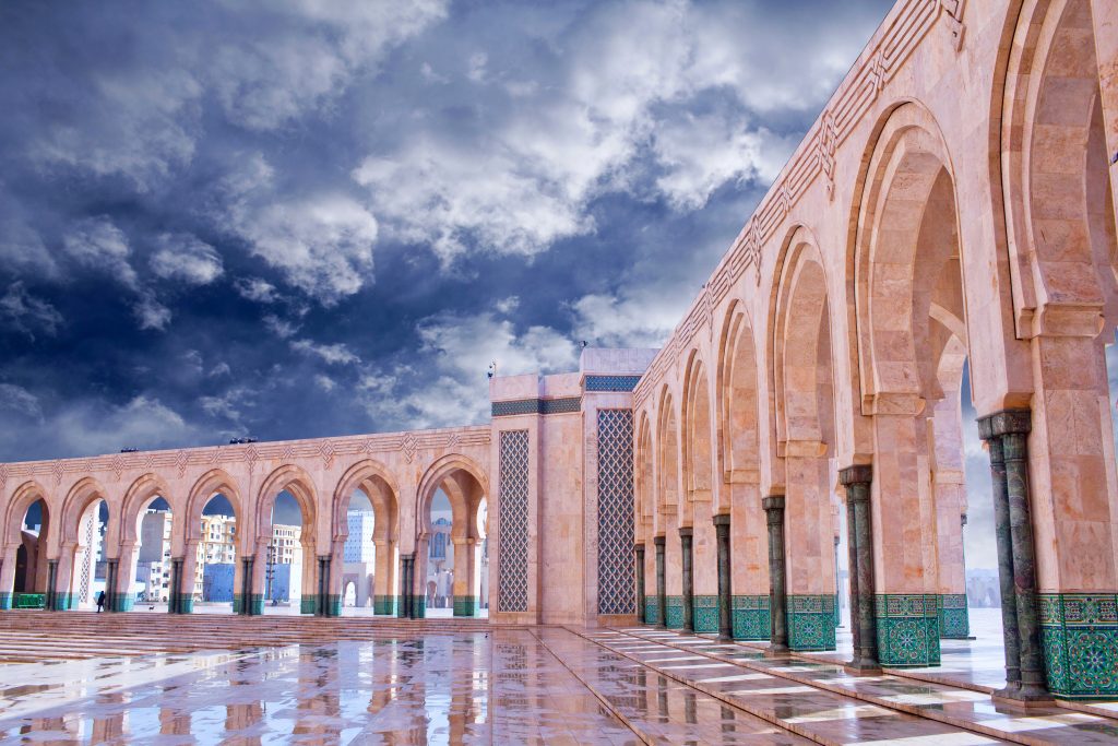 Terra di arte e di storia, il Marocco è un paese plurimillenario, erede di secoli di tradizione. Eppure, è un paese moderno dove la cultura è viva, simboleggiata nei piccoli gesti della vita quotidiana, nelle feste e nei rituali. Una visita non può mancare alle splendide città imperiali del Marocco, dove cultura e storia si intrecciano. Queste città vi permetteranno di rivivere il passato delle più antiche dinastie che hanno regnato in questa terra, lasciando un segno indelebile nel Paese. La particolarità di questi affascinanti luoghi è la sontuosità di moschee ed eleganti palazzi, ancora oggi esistenti e splendidi come un tempo. Le città imperiali del Marocco sono Fes, Meknes, Marrakech e Rabat e vengono chiamate imperiali in quanto tutte e quattro le città sono state capitale del Marocco, in tempi diversi e con diversi monarchi delle dinastie marocchine.