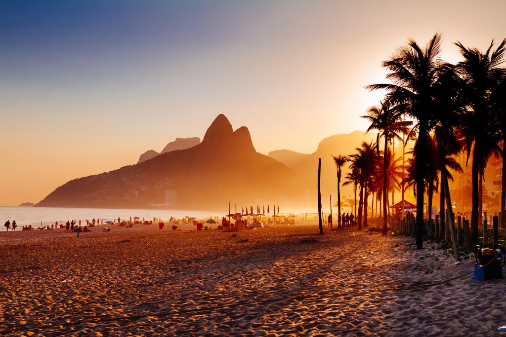 Un tour completo che con un programma aperto vi darà modo di associare il fascino di Rio de Janeiro, di ammirare le Cascate di Iguassu, uno scenario unico al mondo e di apprezzare il carattere forte di Salvador de Bahia, con le sue origini e le sue tradizioni, e al tempo stesso di entrare nel fascino dell’Amazzonia e la bellezza di Recife.