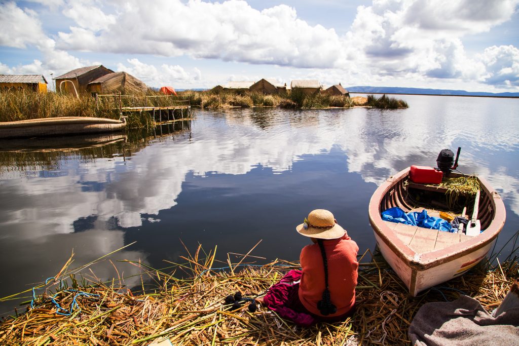 “Il Viaggio Impronta”, un must per visitare al meglio due paesi così paesaggisticamente ricchi, come il Perù e la Bolivia. Il tour parte con i punti di maggiore interesse del Perù, come Lima, Cusco, Puno, Valle Sacra, Machu Picchu, Aguas Calientes e non solo. Poi si passa alle bellezze della Bolivia, partendo da Isla del Sol, Santa Cruz, La Paz, Uyuni. Il tour è di grande interesse culturale e paesaggistico. Un viaggio per viaggiatori, un viaggio ricco di colori, profumi e sapori in uno dei paesi più belli del Mondo.