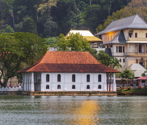 ridi-kandy-lake-and-famous-city-landmark-sri-dalada-mal-2025-03-10-07-39-07-utc