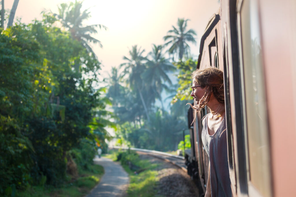 treni dello Sri Lanka attraversano piantagioni di tè